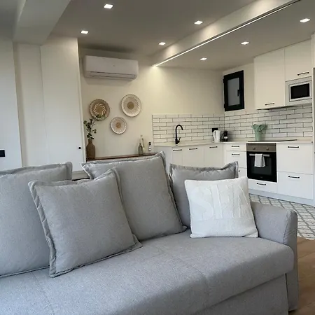 Hauzify I Balmes Apartment
